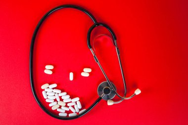 Hap, Tablet ve beyaz arka plan üzerinde stetoskop