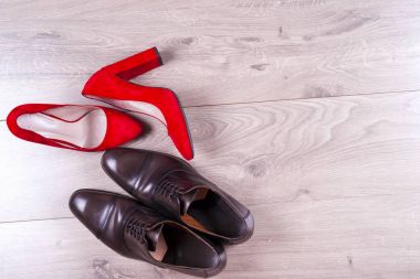 Beyaz arka plan üzerinde Mens ve kırmızı yüksek topuk Bayan Ayakkabı