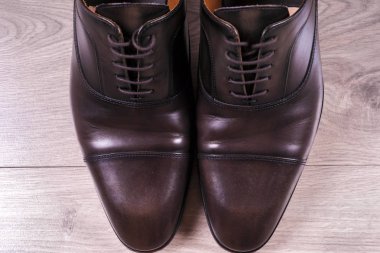 Beyaz ayakkabılarla erkek moda