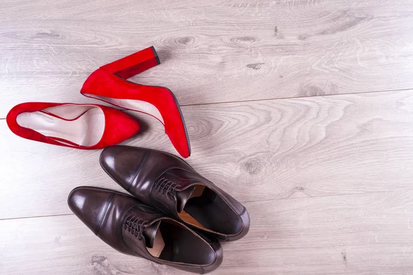 Beyaz arka plan üzerinde Mens ve kırmızı yüksek topuk Bayan Ayakkabı