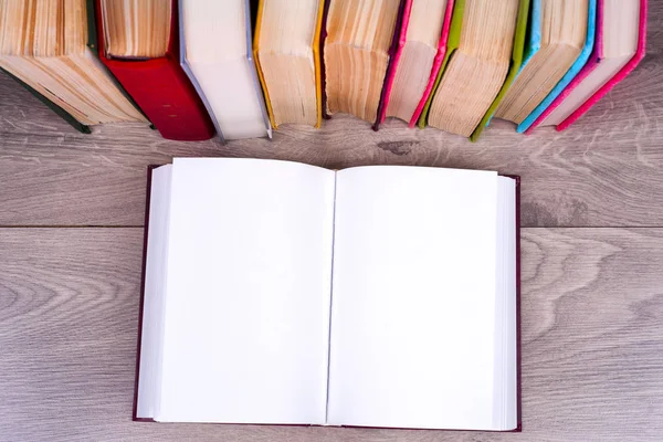 Açık kitap, ciltli bookson ahşap arka plan. Okula dönüş. Üstten Görünüm. Metin için yer kopyalayın