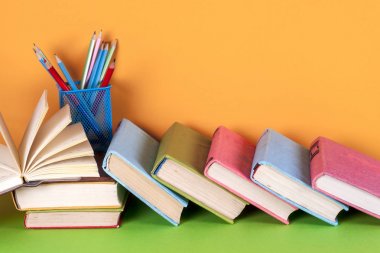 Açık kitap, parlak arkaplan üzerine ciltli kitaplar.