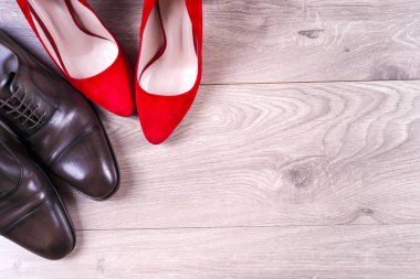 Beyaz arka plan üzerinde Mens ve kırmızı yüksek topuk Bayan Ayakkabı