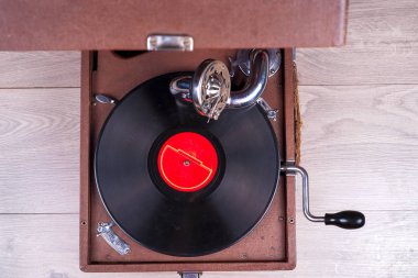 Eski gramofon oyuncu, portre