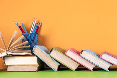 Açık kitap, parlak arkaplan üzerine ciltli kitaplar.