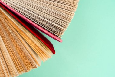 Bir daire içinde parlak renkli ciltli kitapların Üstten Görünüm.