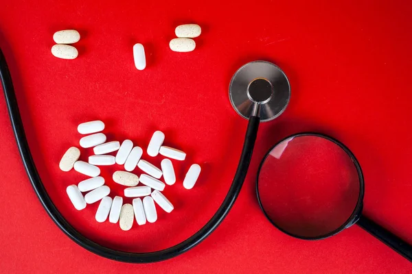 Hap, Tablet ve beyaz arka plan üzerinde stetoskop