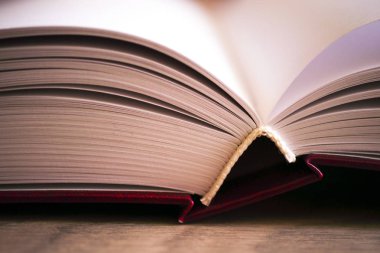 Ahşap arka plan açık kitap. Okula dönüş.