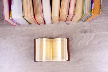 Açık kitap, parlak arkaplan üzerine ciltli kitaplar.