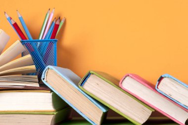 Açık kitap, parlak arkaplan üzerine ciltli kitaplar.