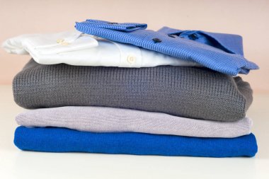 yığın üzerinde beyaz izole giyim