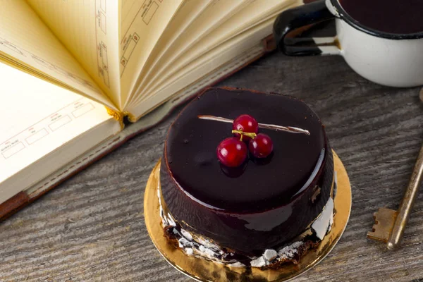 Vieux livres vintage, tasse de thé, gâteau et clés sur table en bois rustique — Photo