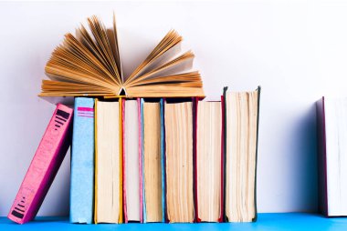 Açık kitap, ciltli bookson parlak renkli arka plan.