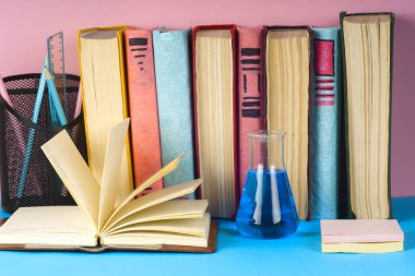 Açık kitap, parlak arkaplan üzerine ciltli kitaplar.