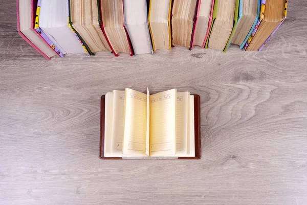 Öppen bok, inbundna böcker på ljusa färgglada bakgrund. — Stockfoto