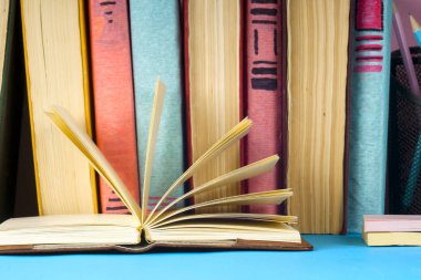 Açık kitap, parlak arkaplan üzerine ciltli kitaplar.