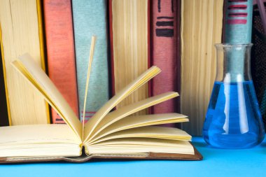 Açık kitap, parlak arkaplan üzerine ciltli kitaplar.