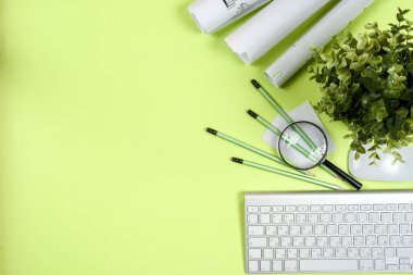 Ofis siyah masa, beyaz bilgisayar, malzemeler..