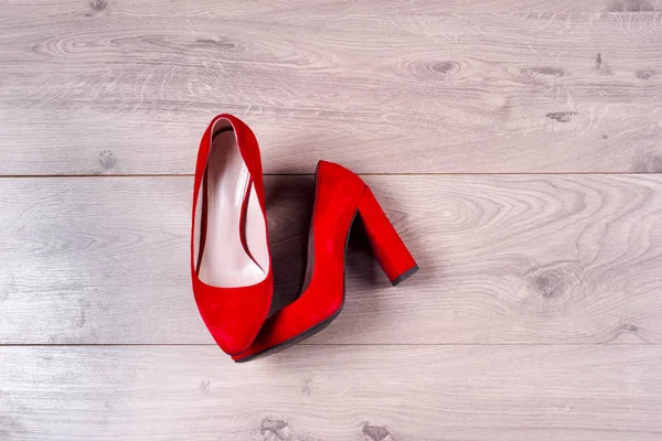 Yüksek topuklu kırmızı kadın ayakkabıları