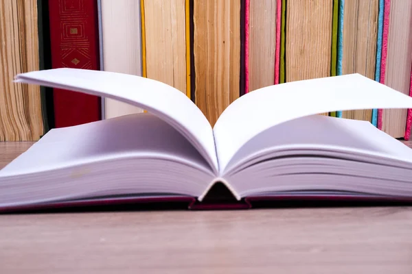 Open boek, hardback boeken over heldere kleurrijke achtergrond. — Stockfoto