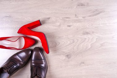 Beyaz arka plan üzerinde Mens ve kırmızı yüksek topuk Bayan Ayakkabı