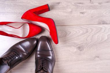 Beyaz arka plan üzerinde Mens ve kırmızı yüksek topuk Bayan Ayakkabı