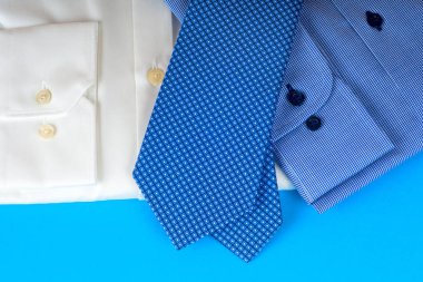 Mavi ve beyaz gömlek closeup hafif bir arka plan üzerinde yığını.