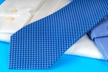 Mavi ve beyaz gömlek closeup hafif bir arka plan üzerinde yığını.