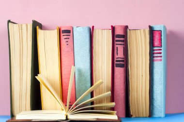 Açık kitap, parlak arkaplan üzerine ciltli kitaplar.