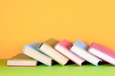 Açık kitap, parlak arkaplan üzerine ciltli kitaplar.