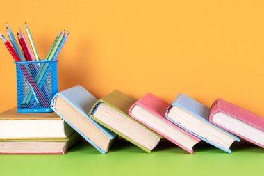 Açık kitap, parlak arkaplan üzerine ciltli kitaplar.