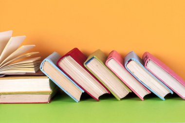 Açık kitap, parlak arkaplan üzerine ciltli kitaplar.