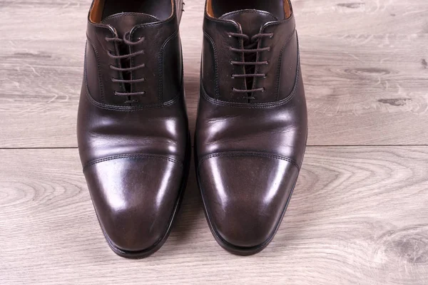 Mężczyzna moda buty na podłoże drewniane. — Zdjęcie stockowe