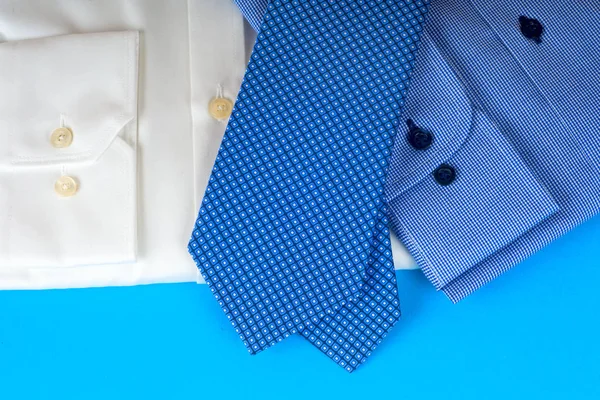 Mavi ve beyaz gömlek closeup hafif bir arka plan üzerinde yığını.