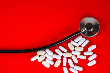 Hap, Tablet ve beyaz arka plan üzerinde stetoskop