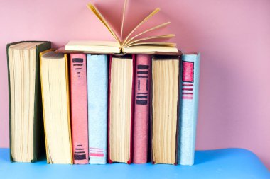 Açık kitap, parlak arkaplan üzerine ciltli kitaplar.