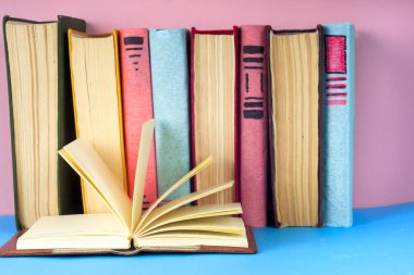 Açık kitap, parlak arkaplan üzerine ciltli kitaplar.