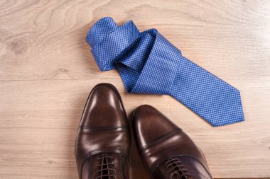 Erkek aksesuarları mens ayakkabı, ahşap bir arka plan üzerinde bağla. Klasik erkek aksesuarları. Üstten Görünüm
