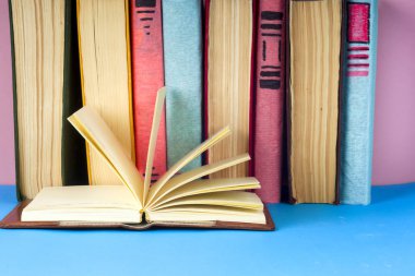 Açık kitap, parlak arkaplan üzerine ciltli kitaplar.