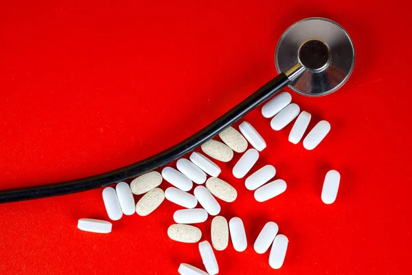 Hap, Tablet ve beyaz arka plan üzerinde stetoskop