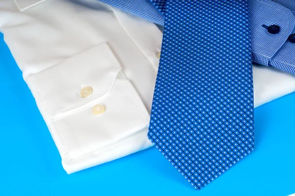 Mavi ve beyaz gömlek closeup hafif bir arka plan üzerinde yığını.