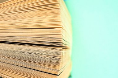 Açık kitap, ciltli bookson parlak renkli arka plan.