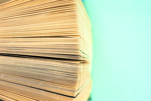 Açık kitap, ciltli bookson parlak renkli arka plan.