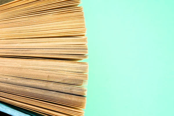 Açık kitap, ciltli bookson parlak renkli arka plan.