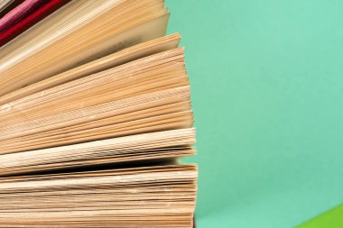 Bir daire içinde parlak renkli ciltli kitapların Üstten Görünüm.