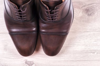 Ahşap arka plan üzerinde ayakkabı ile erkek moda.