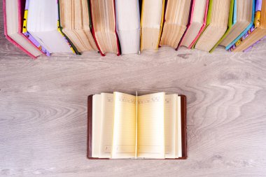 Açık kitap, parlak arkaplan üzerine ciltli kitaplar.