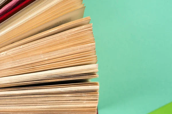 Bir daire içinde parlak renkli ciltli kitapların Üstten Görünüm.