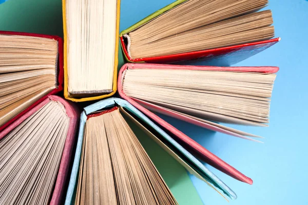 Bir daire içinde parlak renkli ciltli kitapların Üstten Görünüm.