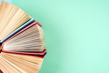 Bir daire içinde parlak renkli ciltli kitapların Üstten Görünüm.